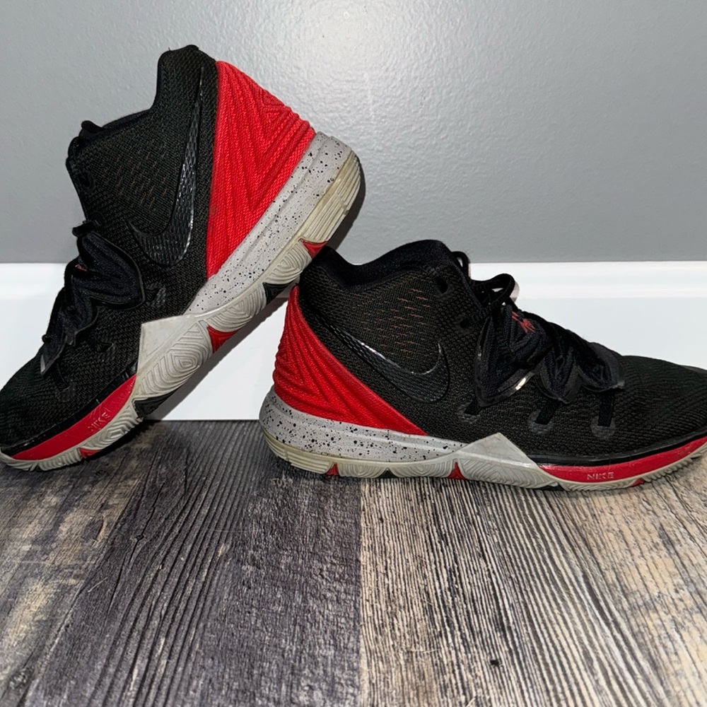 Nike Kyrie 5 Mid Bred, Black/Red, 2Y